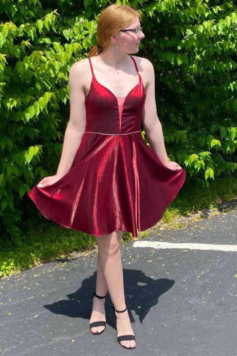 Vestido de fiesta corto con escote en V profundo y espalda descubierta